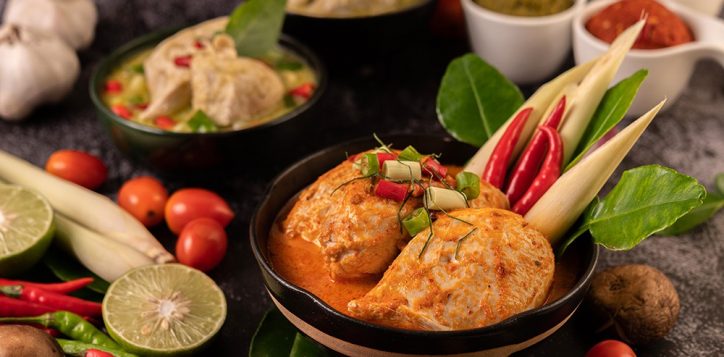 chicken-curry-bowl-with-lemongrass-kaffir-lime-leaves-tomatoes-lemon-garlic-1-2