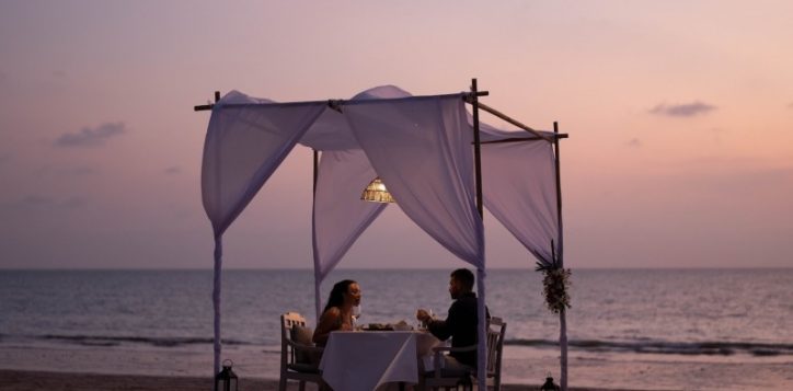 thailand-khao-lak-grand-mercure-khao-lak-beach-dinner-couple-2023-2-2